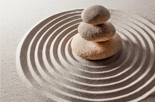 Rééquilibrage énergétique trois pierres l'une sur l'autre au milieu d'un désert zen